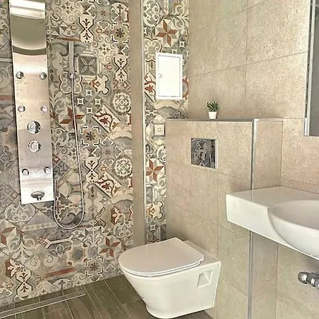 Apartamento Stylish Near City, Entire Flat, 1 Bedroom, 1 Large Bed In Living Plovdiv