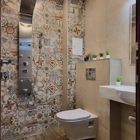 Stylish Near City, Entire Flat, 1 Bedroom, 1 Large Bed In Living Пловдив
