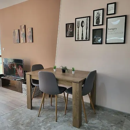 Stylish Apartment Near City, Entire Flat, 1 Bedroom, 1 Large Bed In Living Room Апартаменты *