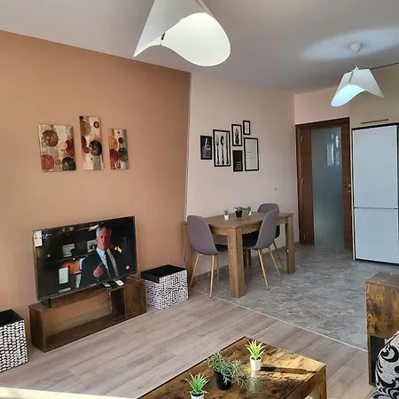 Apartamento Stylish Near City, Entire Flat, 1 Bedroom, 1 Large Bed In Living *