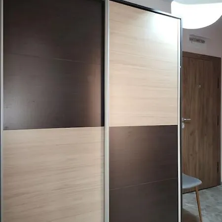 Stylish Near City, Entire Flat, 1 Bedroom, 1 Large Bed In Living Апартамент