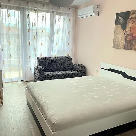 Апартамент Stylish Near City, Entire Flat, 1 Bedroom, 1 Large Bed In Living