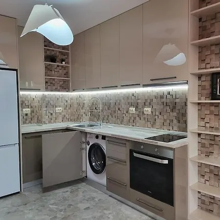 Stylish Near City, Entire Flat, 1 Bedroom, 1 Large Bed In Living Апартамент