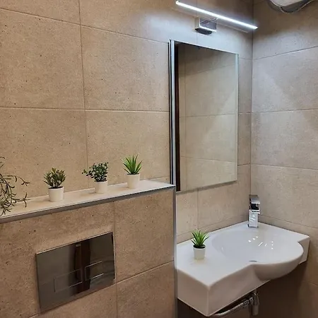 Stylish Near City, Entire Flat, 1 Bedroom, 1 Large Bed In Living Апартамент