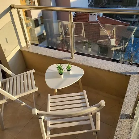 Апартаменты Stylish Apartment Near City, Entire Flat, 1 Bedroom, 1 Large Bed In Living Room
