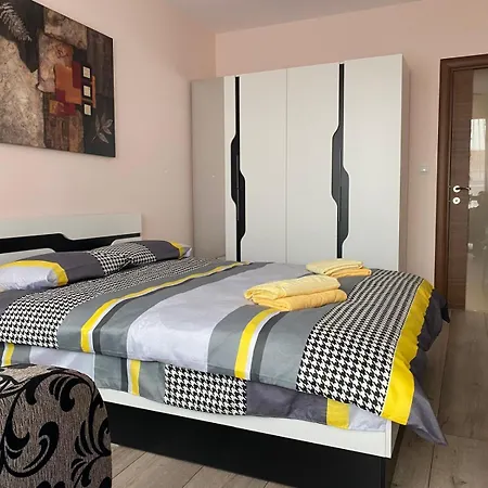 Stylish Apartment Near City, Entire Flat, 1 Bedroom, 1 Large Bed In Living Room