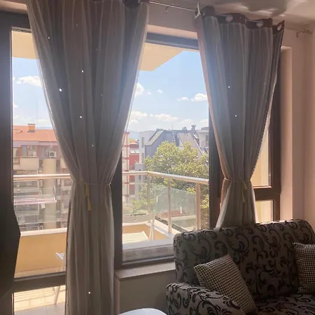 Stylish Near City, Entire Flat, 1 Bedroom, 1 Large Bed In Living Апартамент