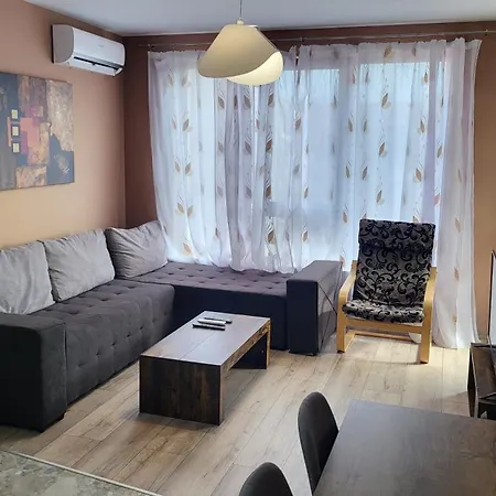 Stylish Near City, Entire Flat, 1 Bedroom, 1 Large Bed In Living Апартамент
