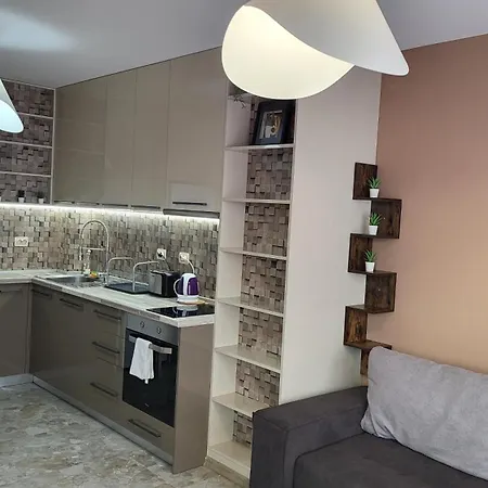 Stylish Near City, Entire Flat, 1 Bedroom, 1 Large Bed In Living Апартамент